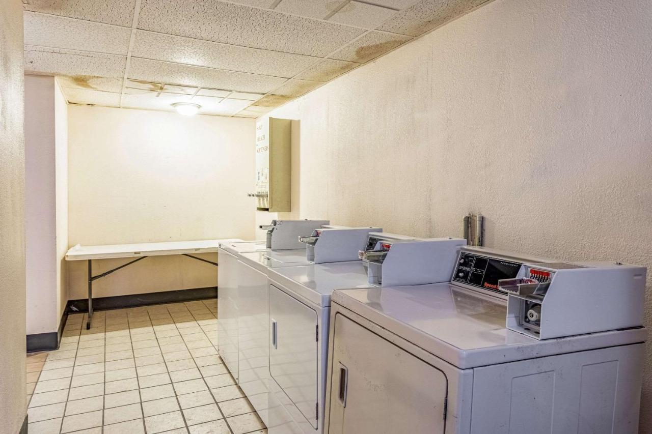 Econo Lodge Fredonia Buitenkant foto