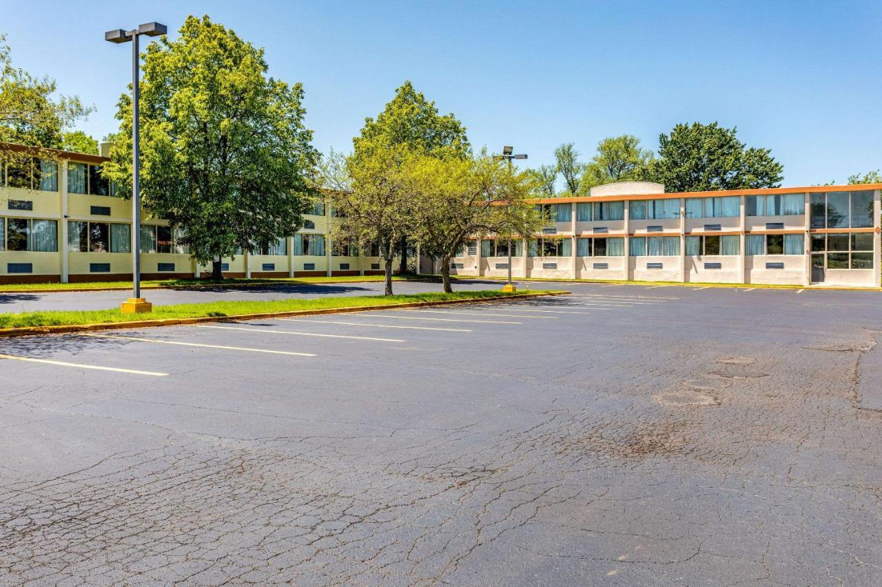 Econo Lodge Fredonia Buitenkant foto